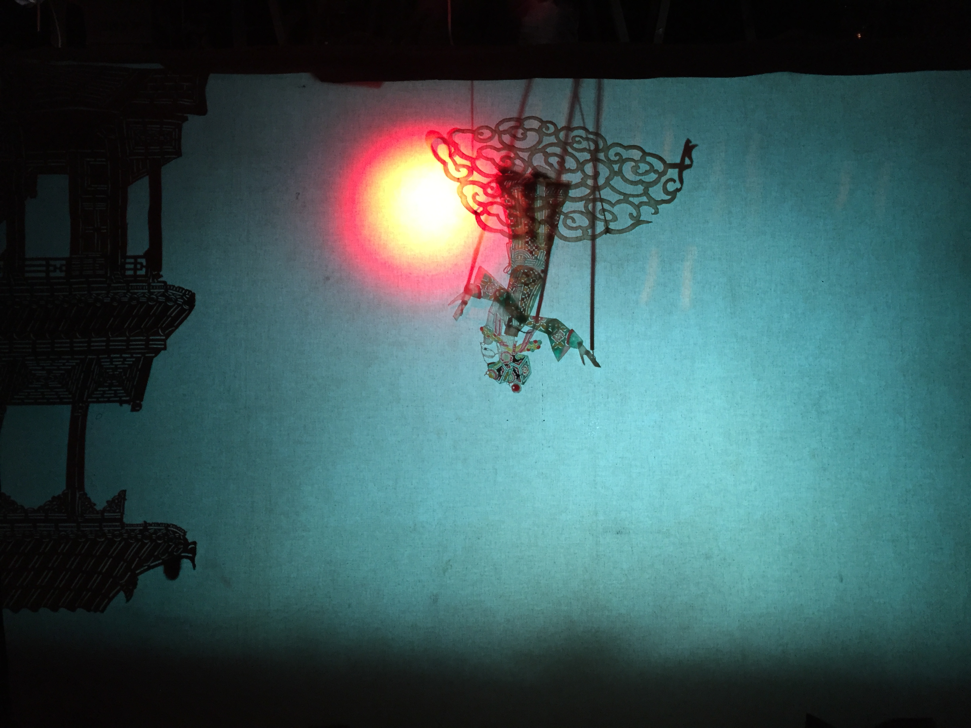 Le magicien Tai Yi apporte sur terre une boule de feu