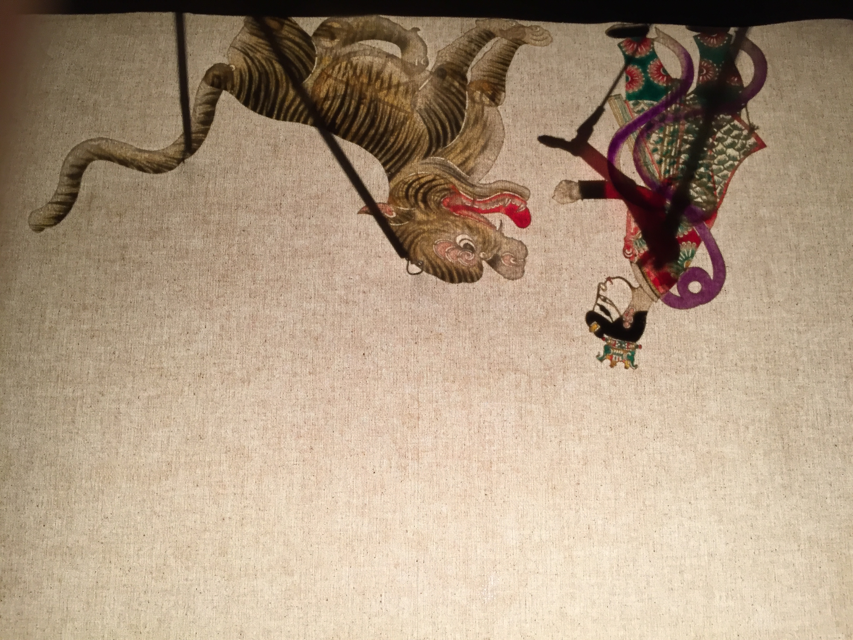 Un jour Lo Zha repousse un tigre qui l'attaque