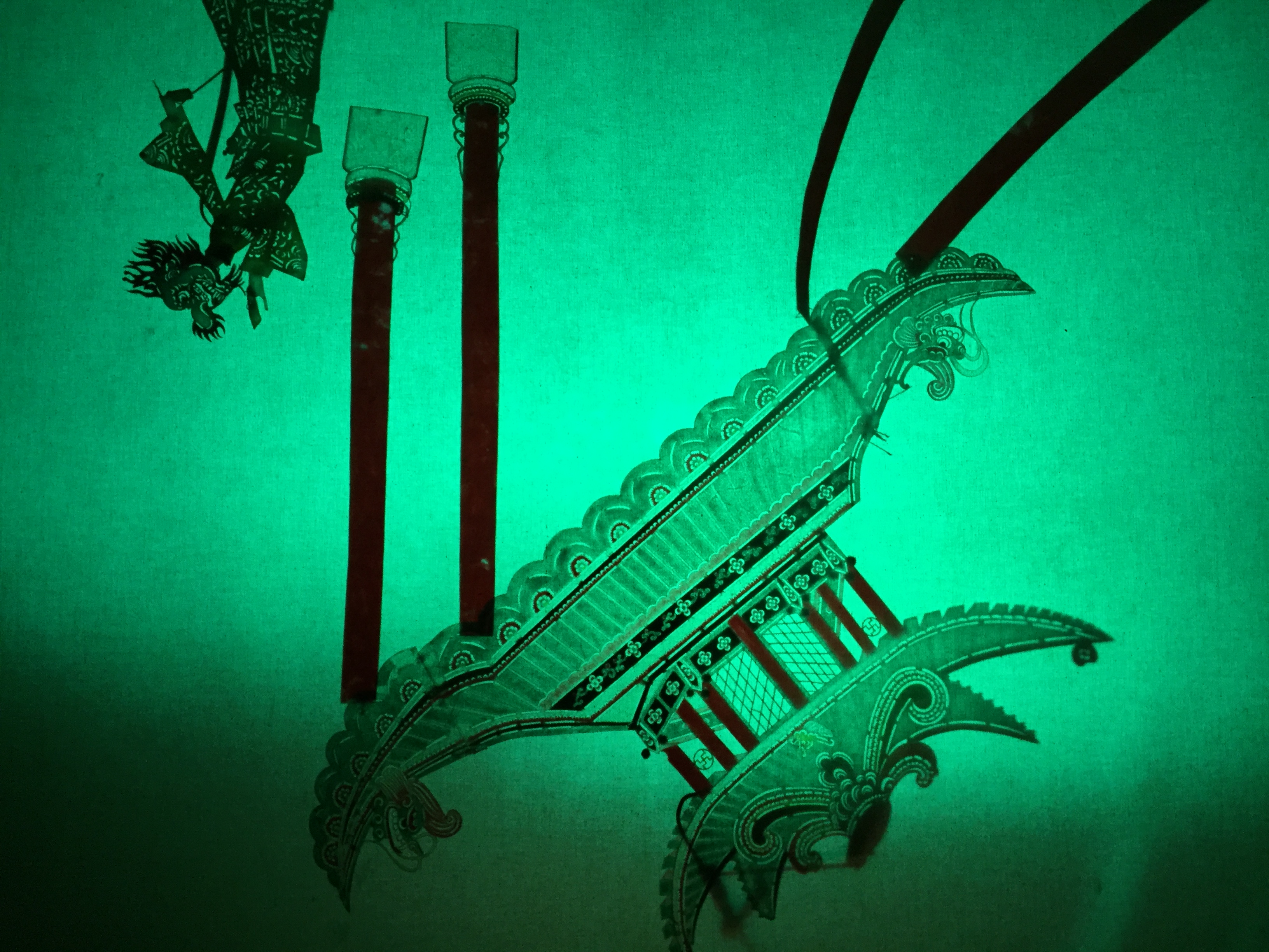 Après avoir fait fuir le tigre, il a chaud et va se baigner. Mais sa force incroyable provoque une tempête qui fait trembler le palais du Roi Dragon