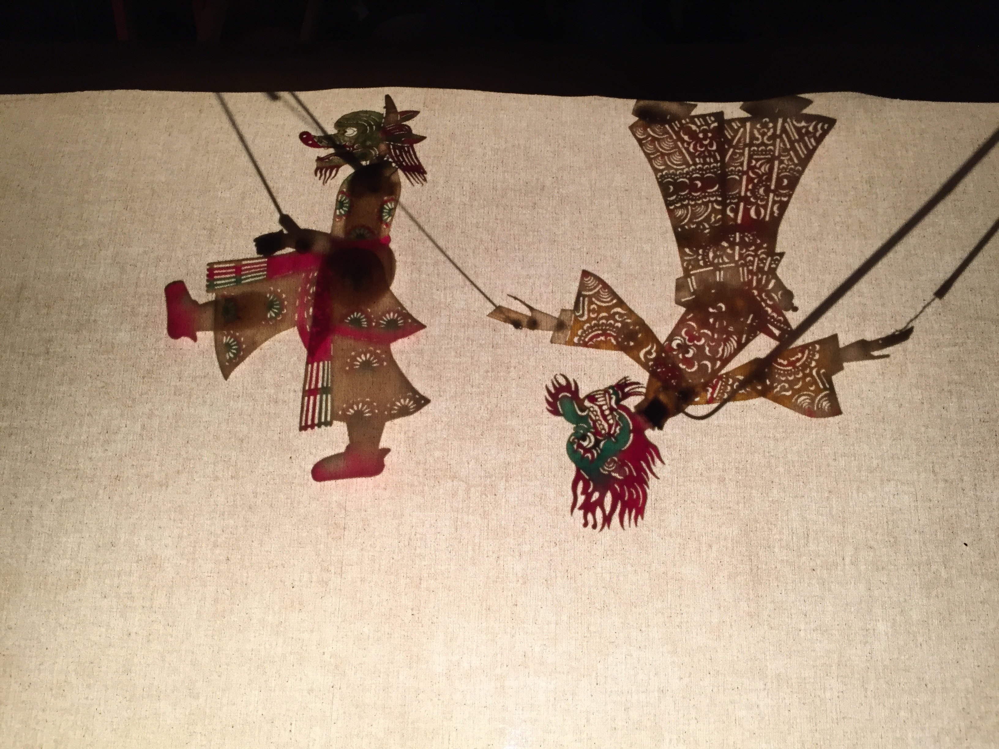 Le Roi Dragon envoie son fils qui ne peut rien faire. Il est même ridiculisé par Lo Zha