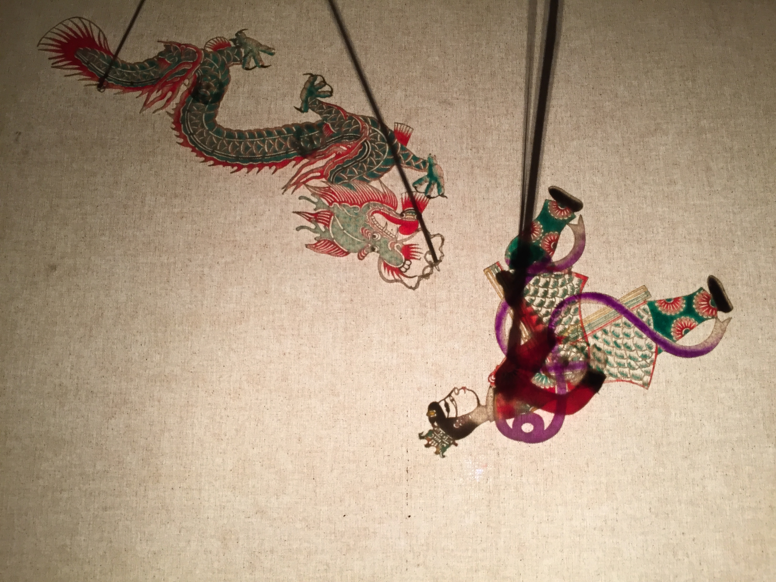 Le Roi Dragon va se plaindre au père de Lo Zha. Lo Zha présente ses excuses mais le Roi Dragon furieux veut le dire à l'Empereur de Jade