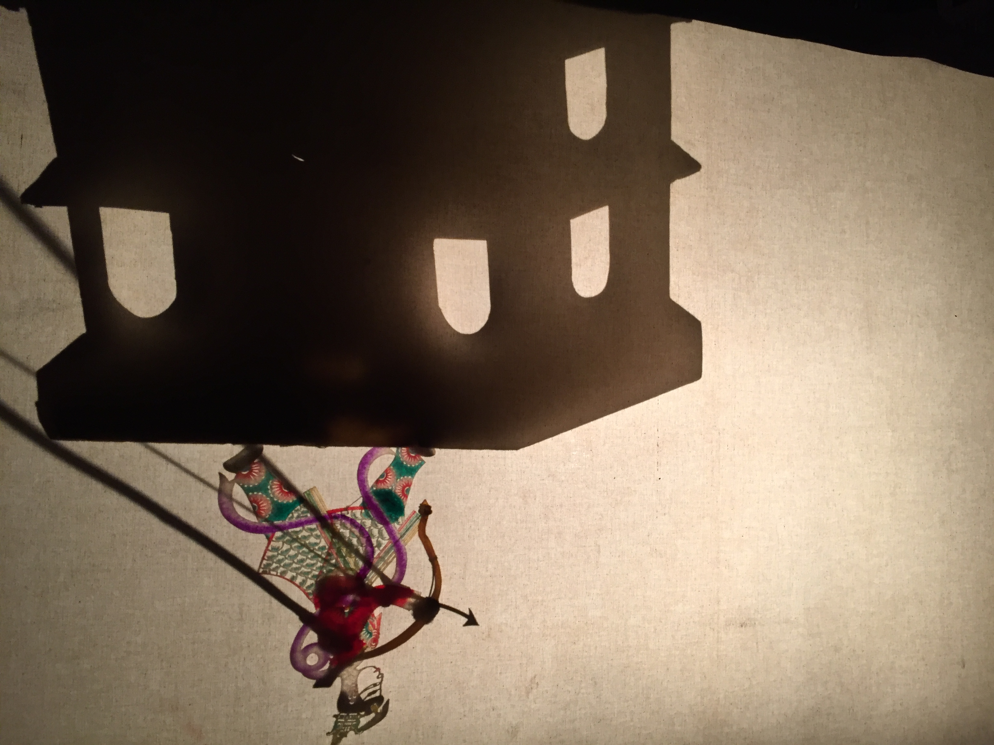 Devant tant d'insolence, Lo Zha est puni, il doit rester dans la citadelle. Il trouve un arc et tire avec pour s'entraîner